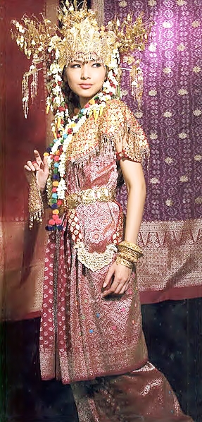 Seorang gadis Palembang tengah mengenakan Songket, salah satu busana tradisional Indonesia.