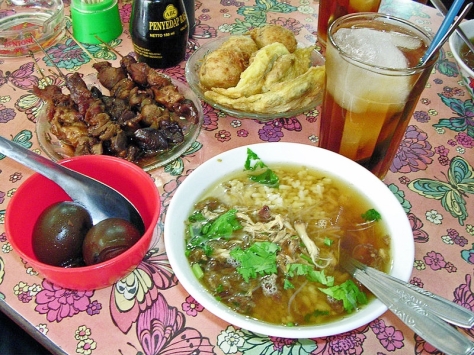 Beberapa makanan Indonesia: soto ayam, sate kerang, telor pindang, perkedel dan es teh manis
