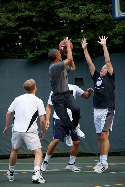 399px-Barack_Obama_playing_basketball_with_members_of_Congress_and_Cabinet_secretaries_2