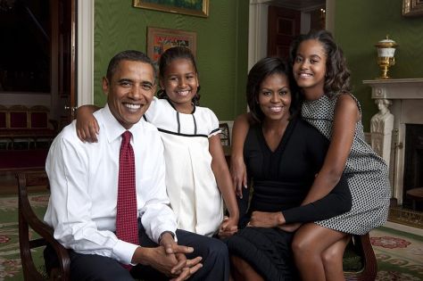 800px-Obama_family_portrait_in_the_Green_Room