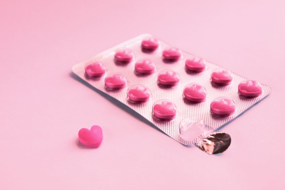 Розовые таблетки название. Лекарство сердечки. Витамины сердечки.